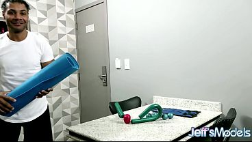 Huge Black Plumper Thammy Leviemont Gives Head