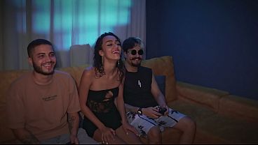 Le doy por el culo a la novia infiel de mi mejor amigo, creen que se aguanta las dos vergas?