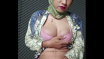 Striking Young Hijab Shemale Masturbating